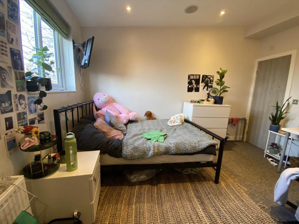 5 bedroom semi-detached house for rent