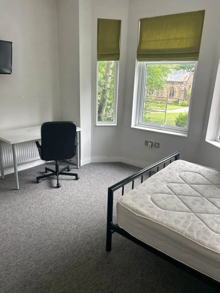 5 bedroom semi-detached house for rent