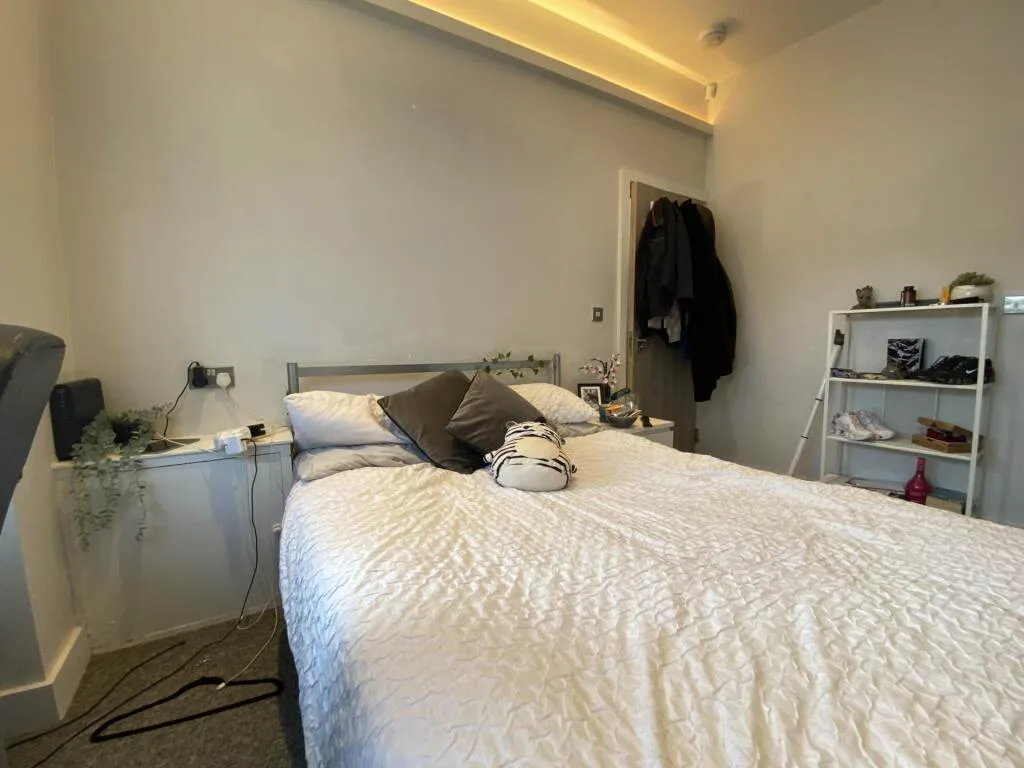 5 bedroom semi-detached house for rent