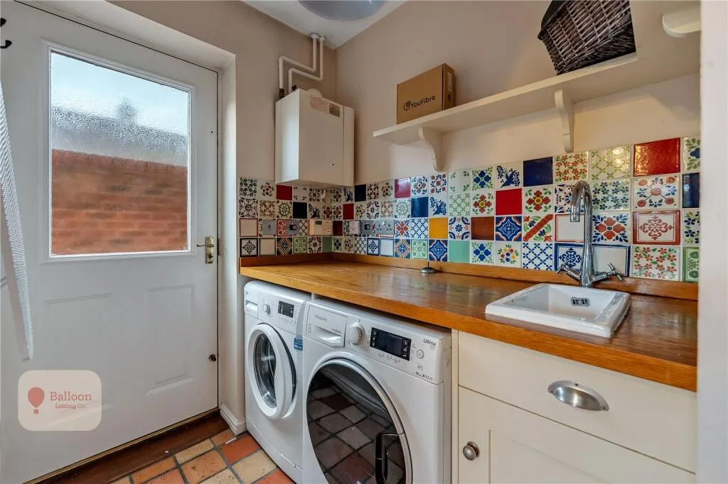 6 bedroom semi-detached house for rent