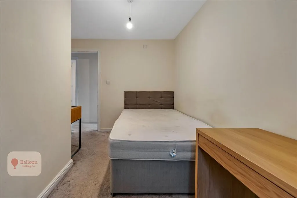 6 bedroom semi-detached house for rent