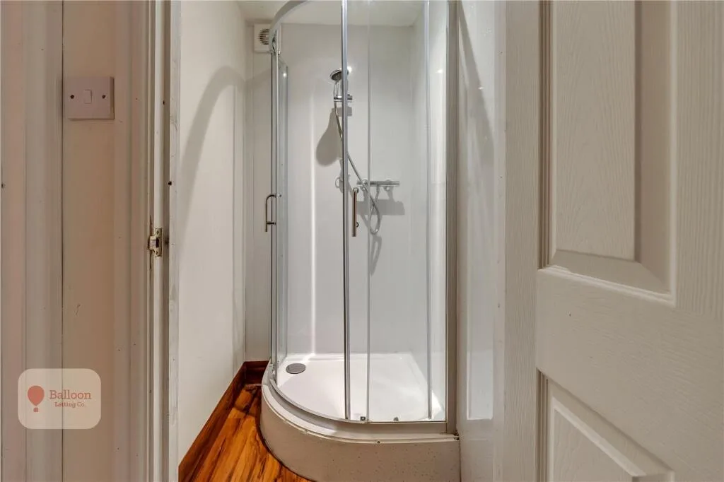 6 bedroom semi-detached house for rent