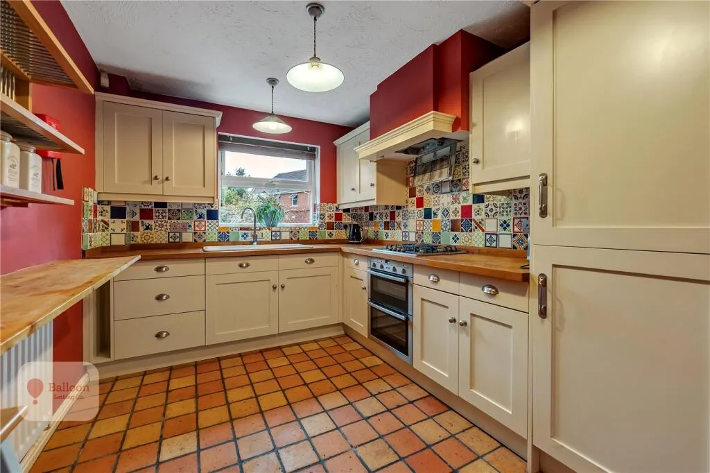 6 bedroom semi-detached house for rent