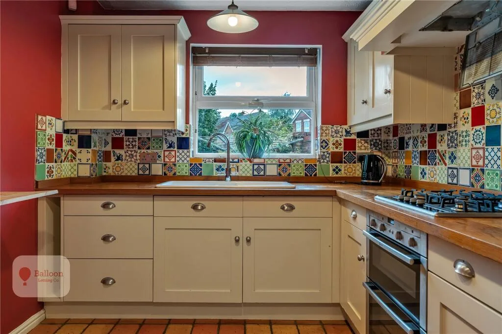 6 bedroom semi-detached house for rent