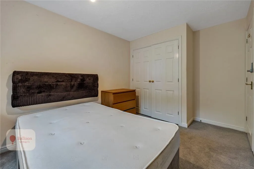 6 bedroom semi-detached house for rent