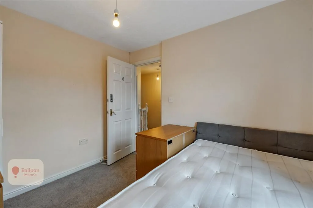 6 bedroom semi-detached house for rent