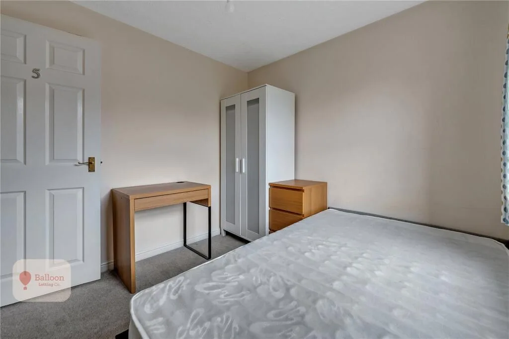 6 bedroom semi-detached house for rent