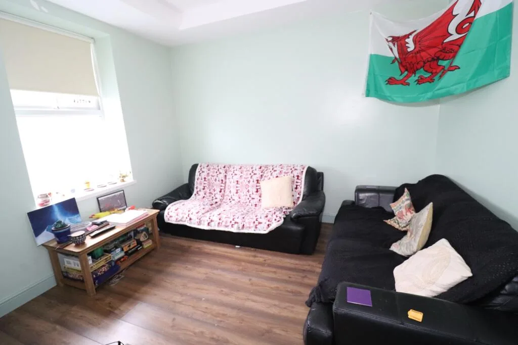 5 bedroom end of terrace house for rent