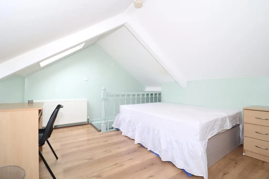 5 bedroom end of terrace house for rent