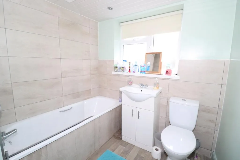 5 bedroom end of terrace house for rent
