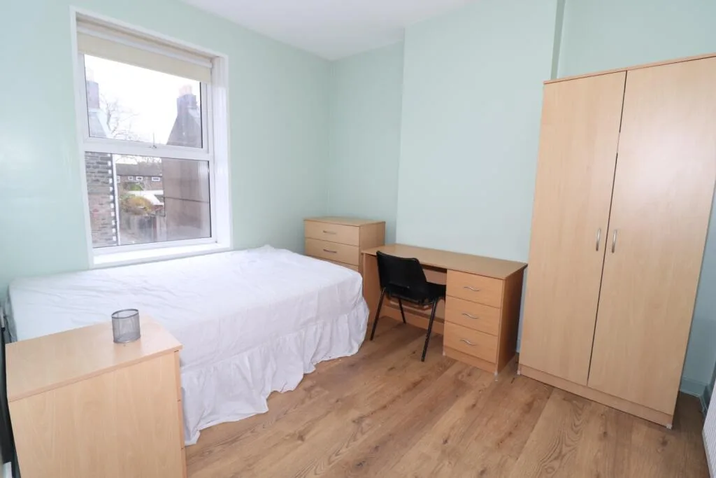 5 bedroom end of terrace house for rent