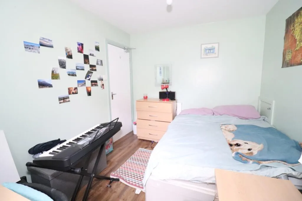 5 bedroom end of terrace house for rent