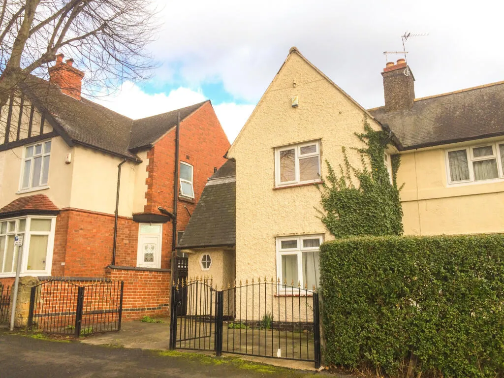 4 bedroom semi-detached house for rent