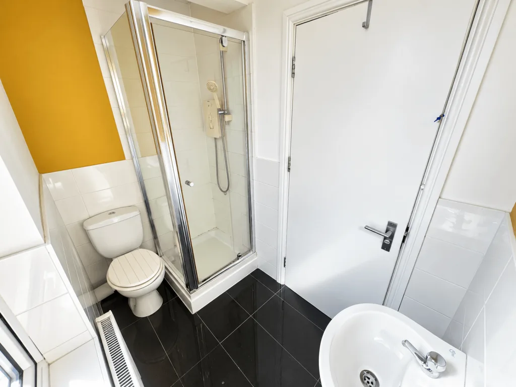 5 bedroom end of terrace house for rent
