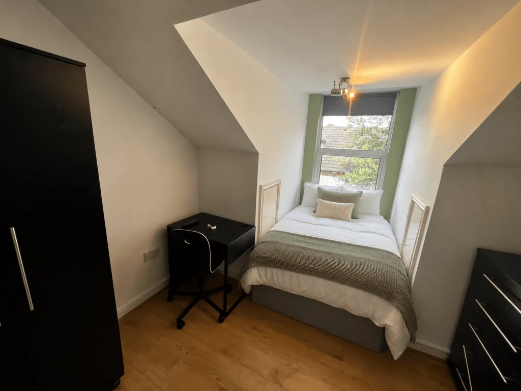 5 bedroom end of terrace house for rent