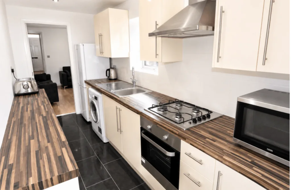 5 bedroom end of terrace house for rent
