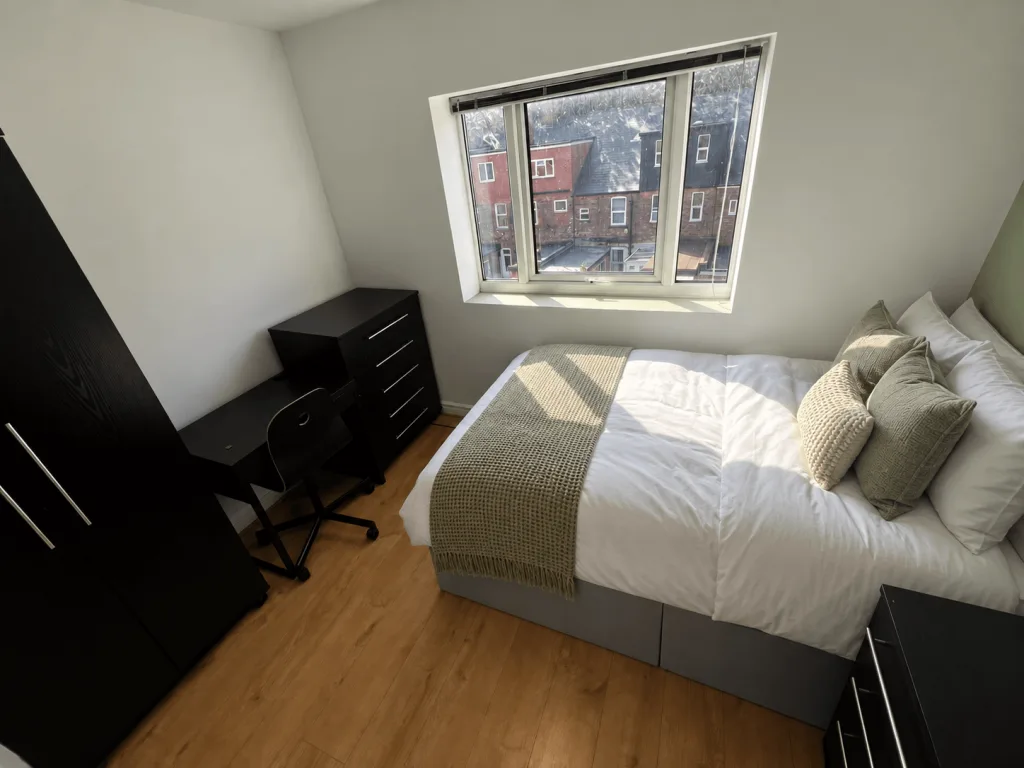 5 bedroom end of terrace house for rent