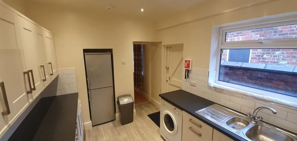 5 bedroom semi-detached house for rent