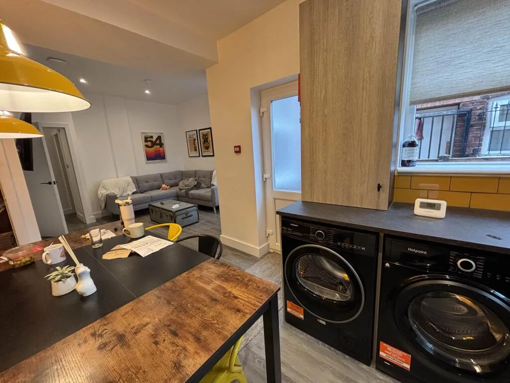 6 bedroom terraced house for rent