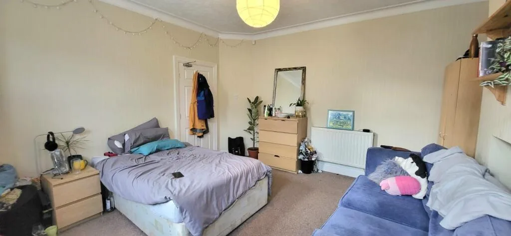 6 bedroom semi-detached house for rent