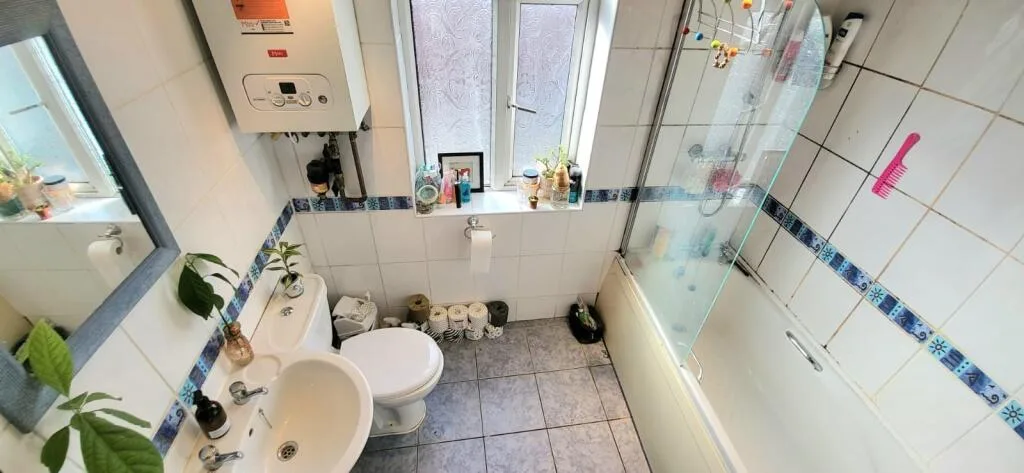 6 bedroom semi-detached house for rent