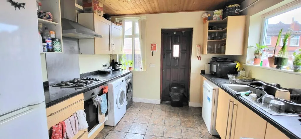 6 bedroom semi-detached house for rent