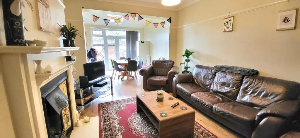 6 bedroom semi-detached house for rent