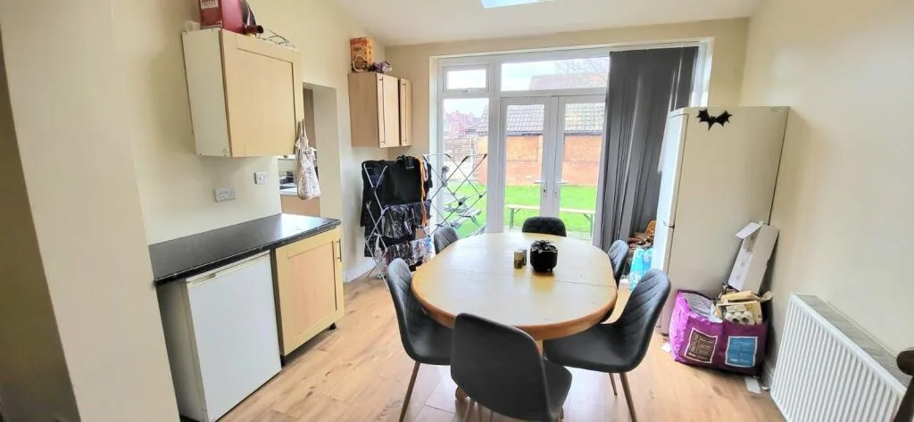 6 bedroom semi-detached house for rent