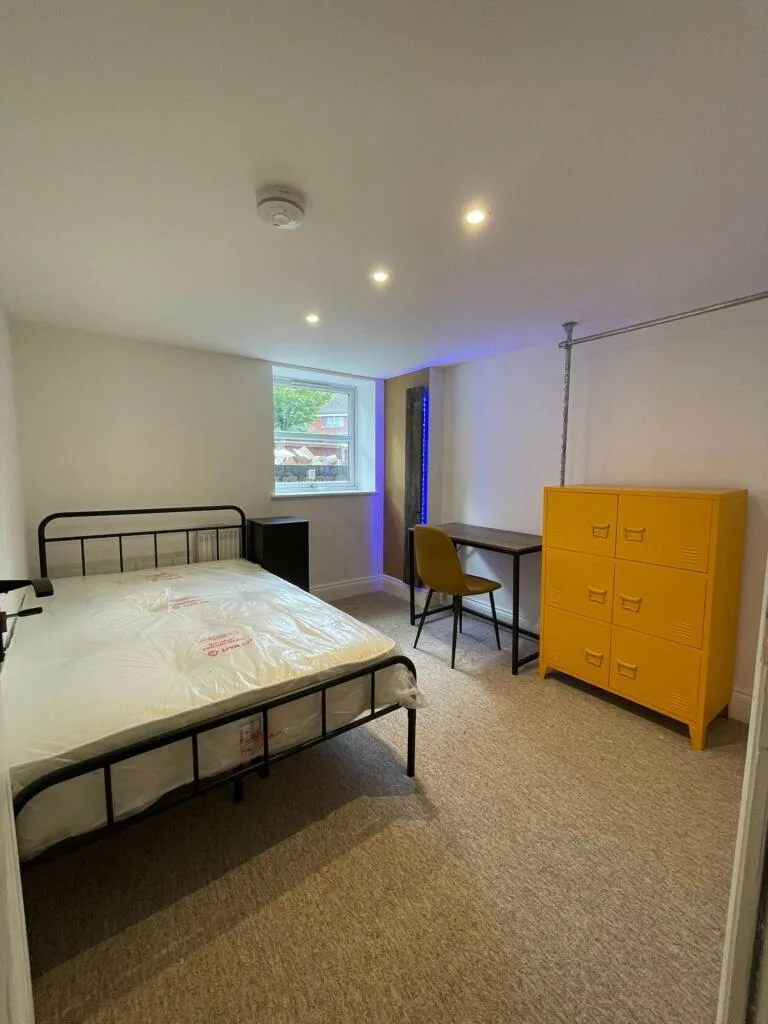 6 bedroom flat for rent