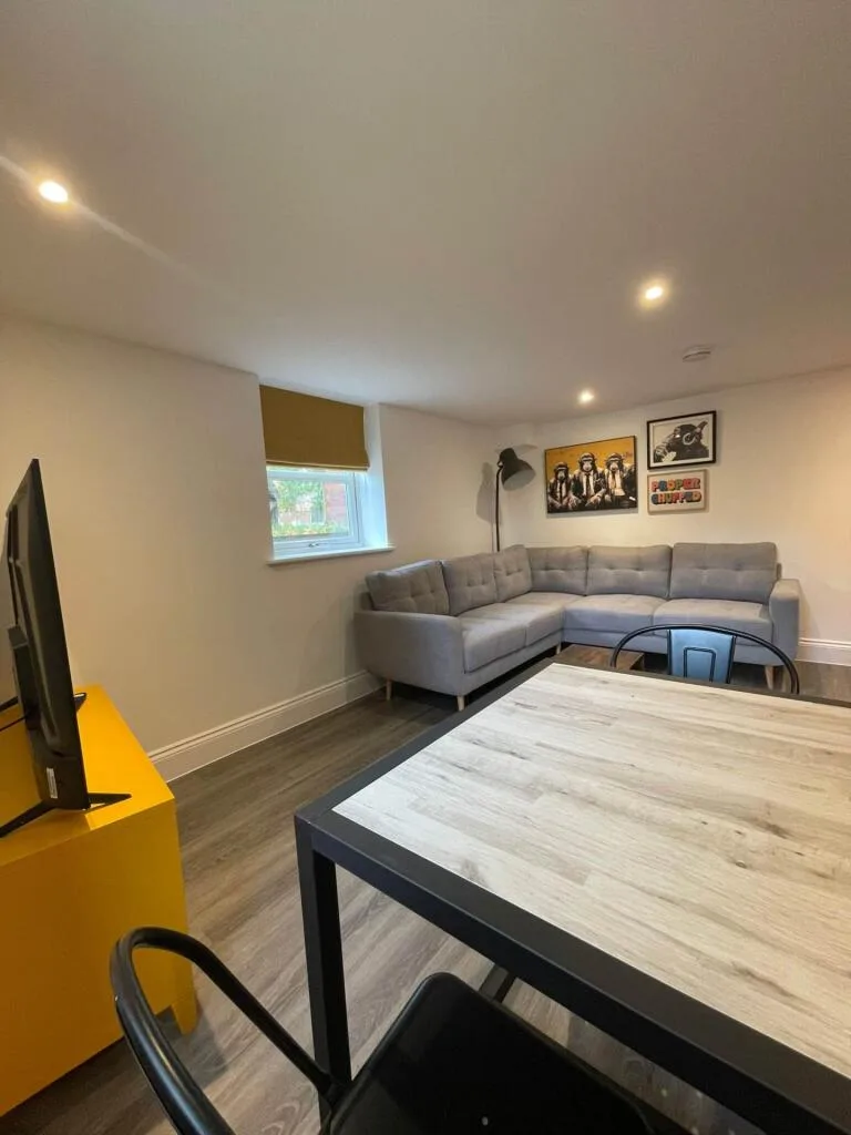6 bedroom flat for rent