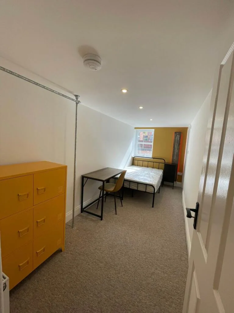 6 bedroom flat for rent