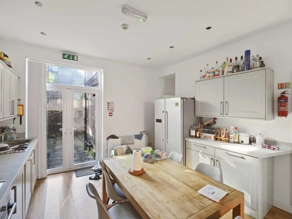6 bedroom terraced house for rent