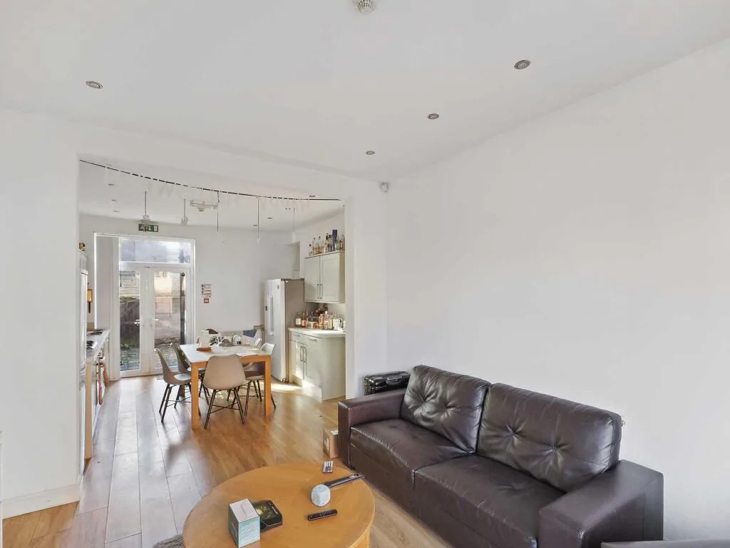 6 bedroom terraced house for rent