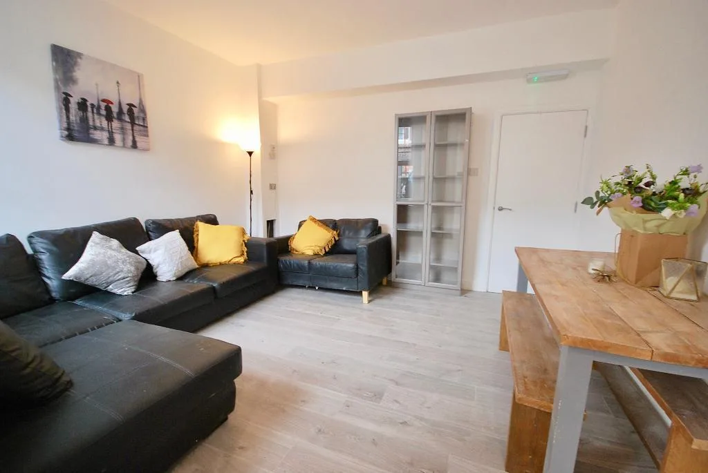 5 bedroom terraced house for rent