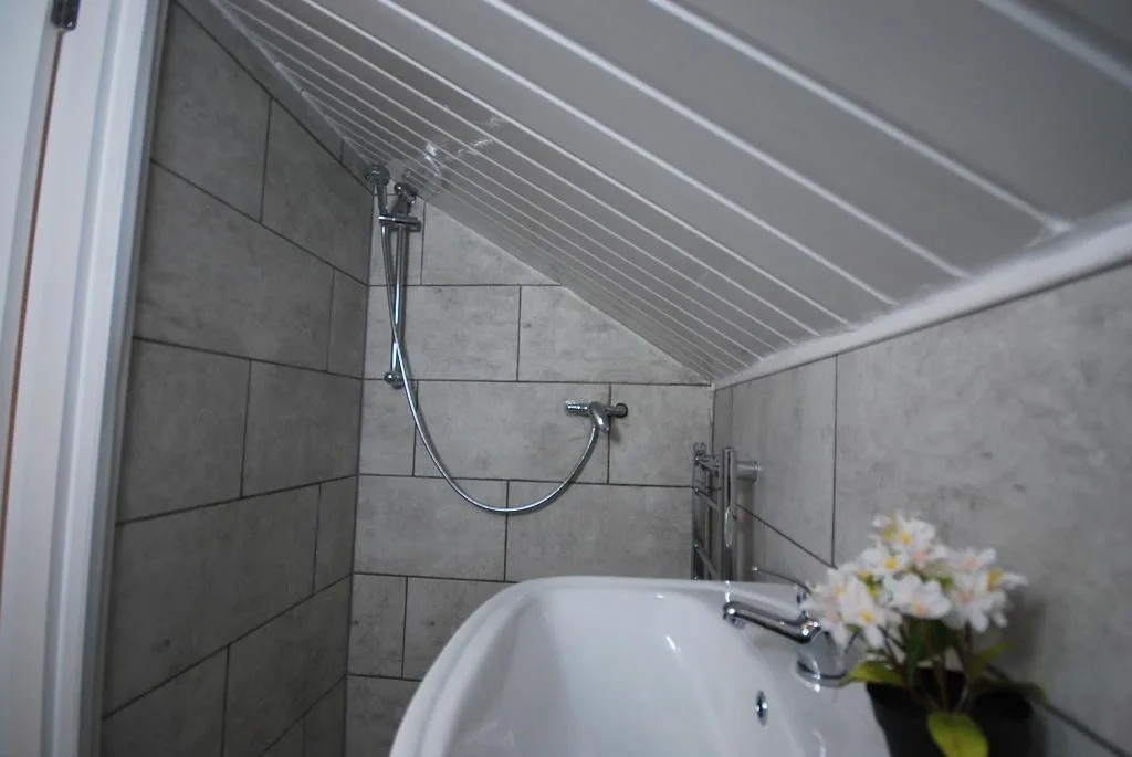 5 bedroom terraced house for rent