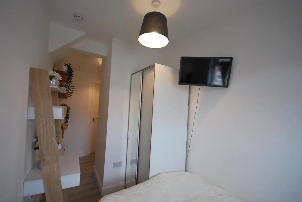 5 bedroom terraced house for rent