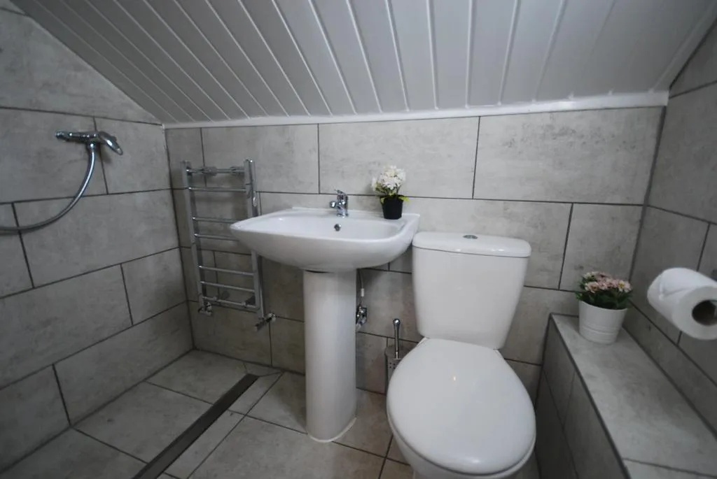 5 bedroom terraced house for rent
