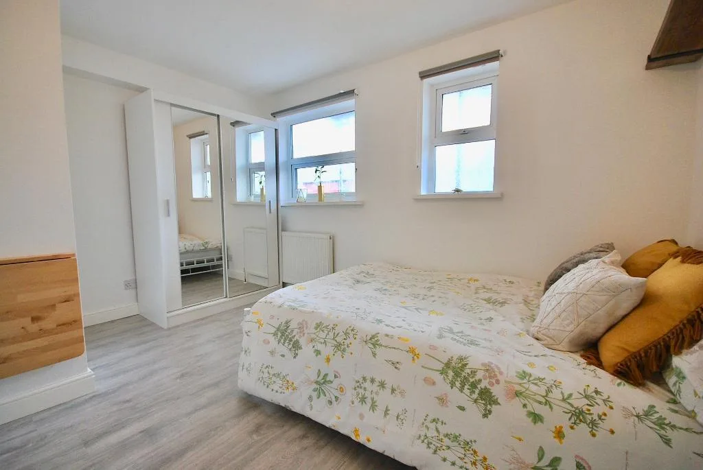 5 bedroom terraced house for rent