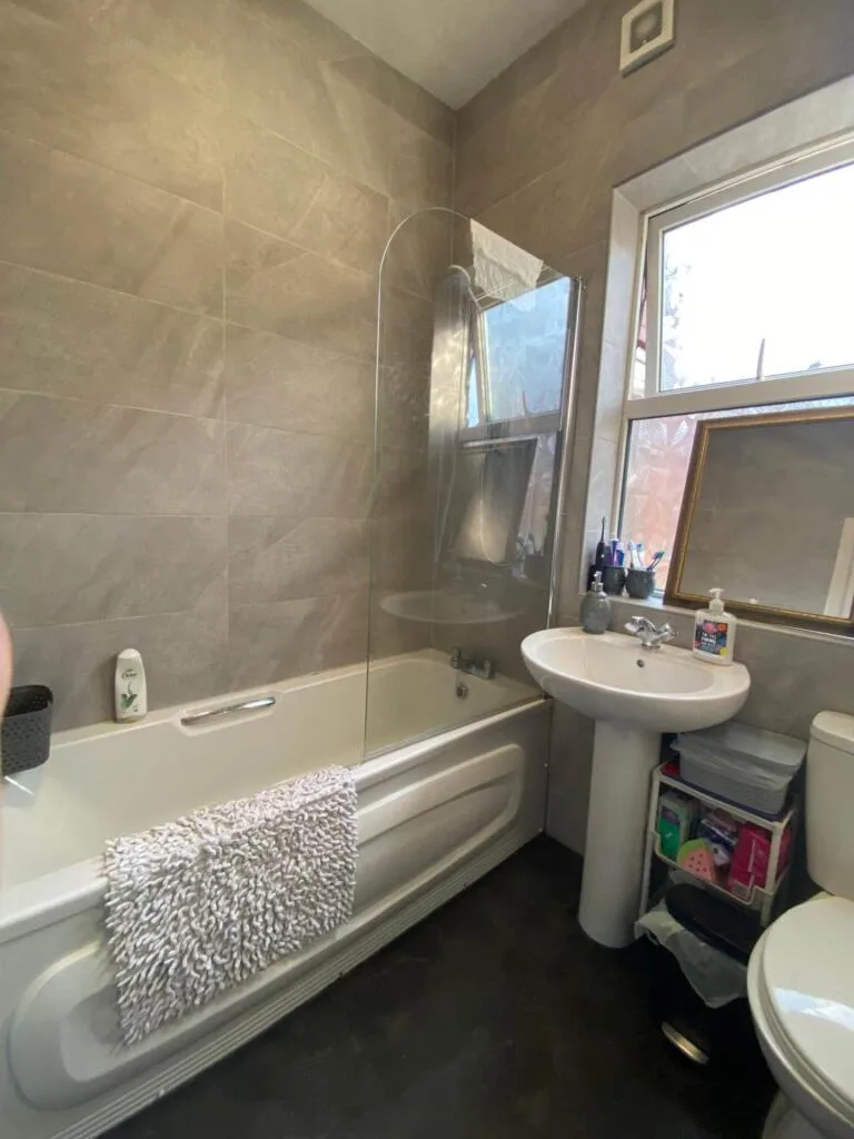 4 bedroom end of terrace house for rent