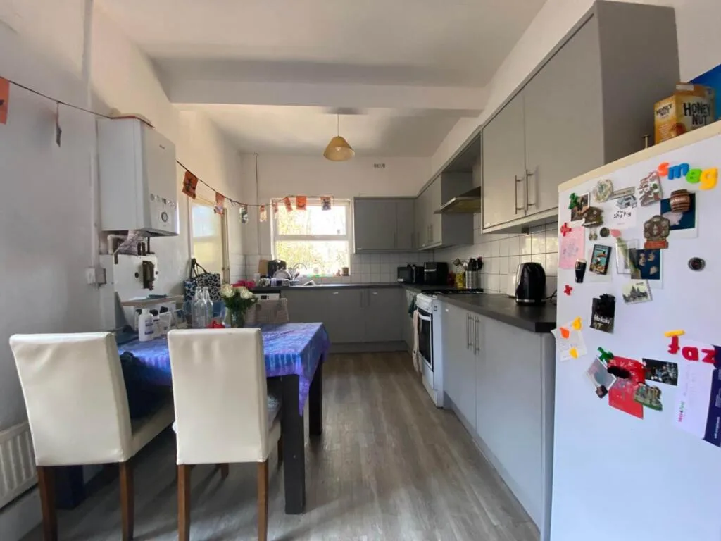 4 bedroom end of terrace house for rent