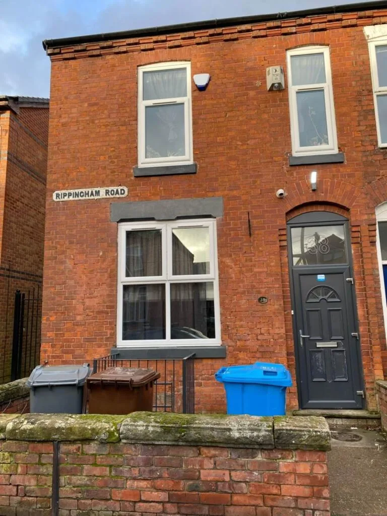 6 bedroom semi-detached house for rent