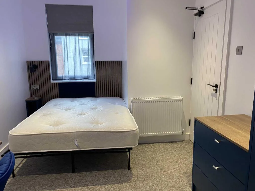6 bedroom semi-detached house for rent