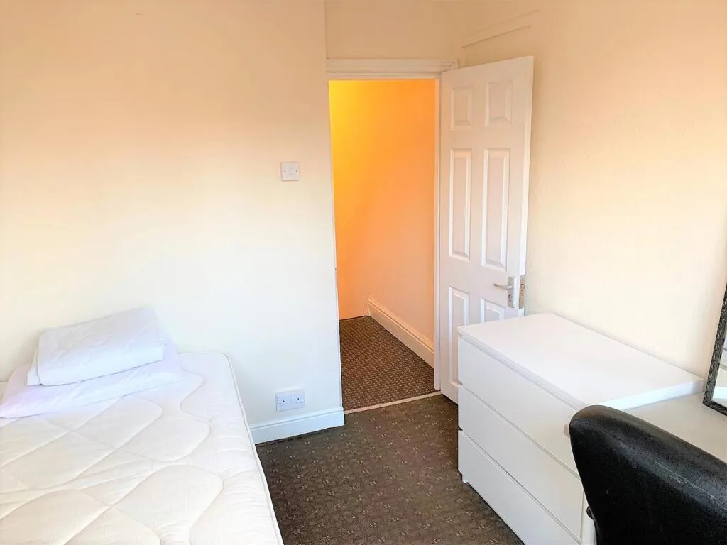 6 bedroom terraced house for rent