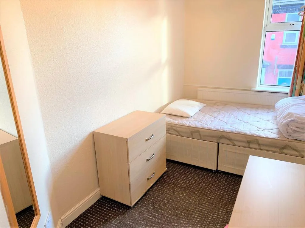 6 bedroom terraced house for rent