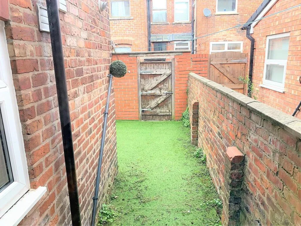 6 bedroom terraced house for rent