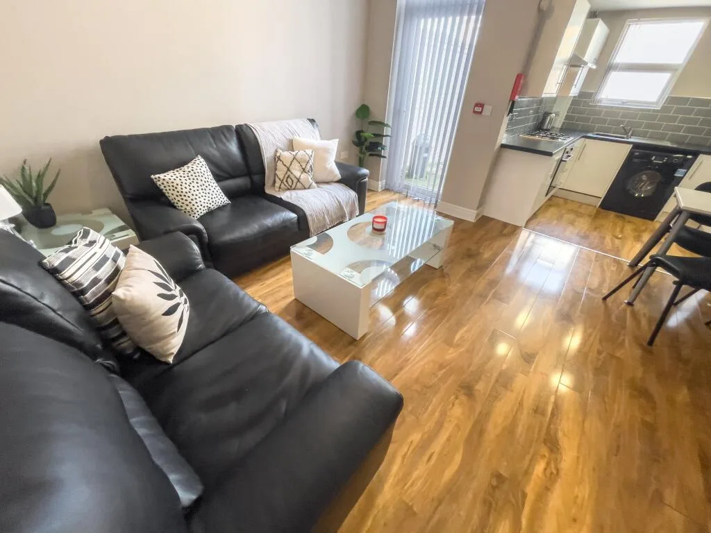 5 bedroom terraced house for rent