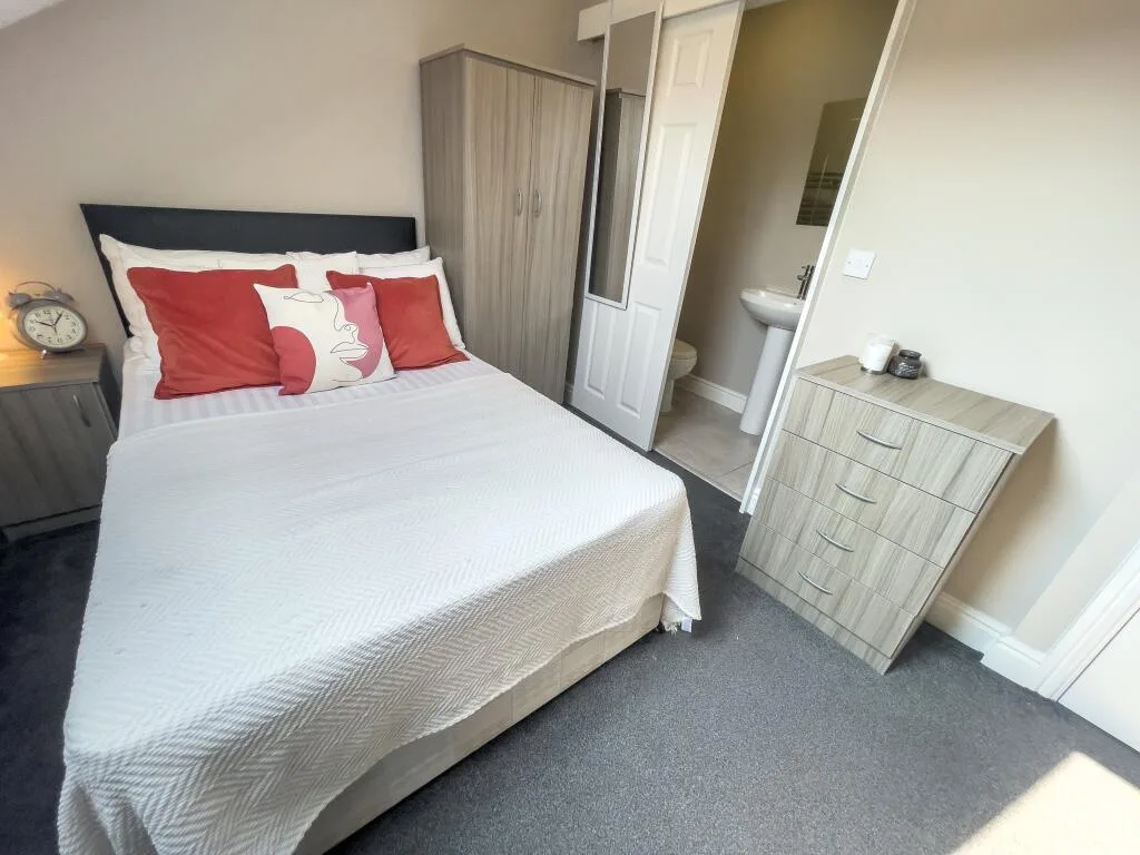 5 bedroom terraced house for rent