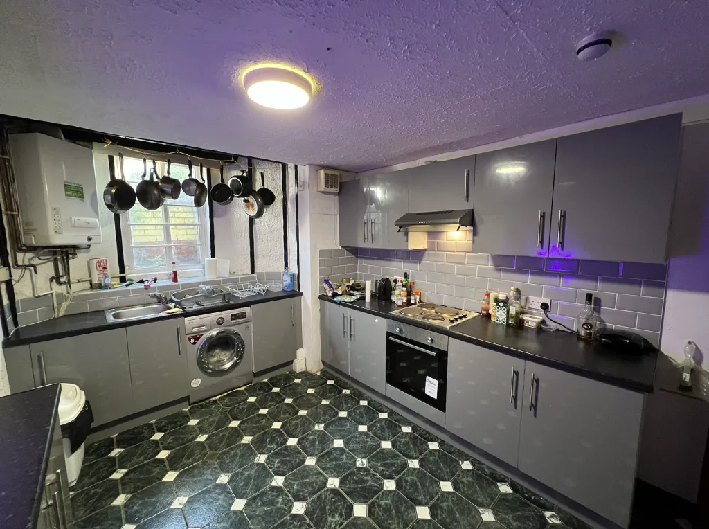 6 bedroom house for rent