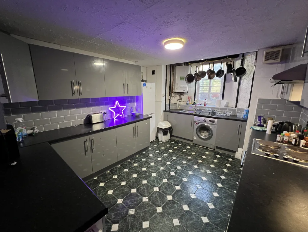 6 bedroom house for rent