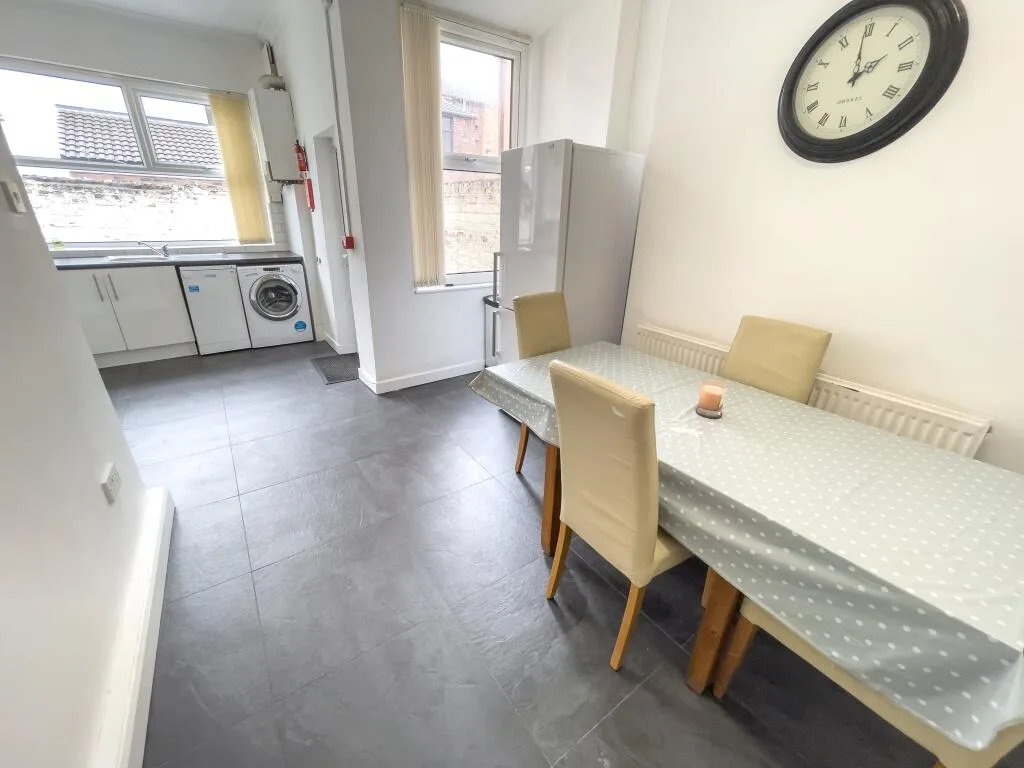 5 bedroom terraced house for rent